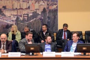 Supravegheaţi discret de un grup de cetăţeni în trening, consilierii liberali au refuzat, din nou, să voteze