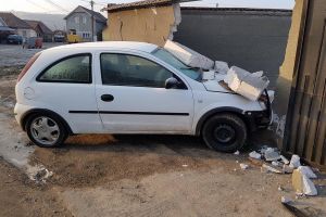 FOTO: Accident rutier la Blaj – Un tânăr de 20 de ani, şofer începător, a intrat cu maşina în gardul unui imobil