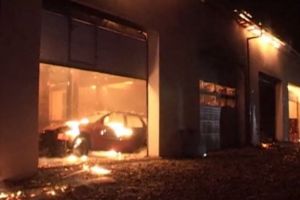 INCENDIU la o statie ITP din Sinaia. Au ars doua masini