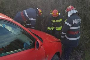 Accident langa Sag. Un sofer s-a rasturnat cu masina intr-un sant