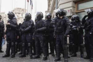 Un celebru interlop, lider de clan, a fost ridicat de mascaţi / FOTO