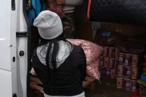 Căţeii de la Sântuhalm şi povestea nefardată a unei donaţii impresionante. Mobilizarea de pe facebook a fost mai mult declarativă. Totuşi, s-au adunat peste trei tone de hrană pentru cei 600 de câini din adăpost