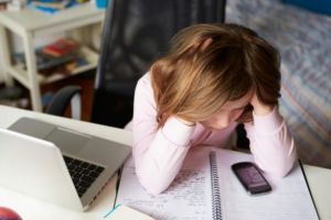 Studiu: În România, unul din cinci copii a hărţuit pe cineva în mediul virtual