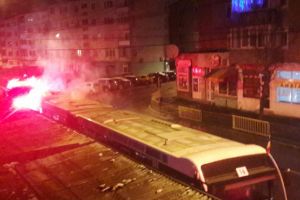 Autobuz in flacari, la Plopu, marti seara