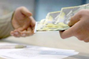 Burse pentru elevii huşeni