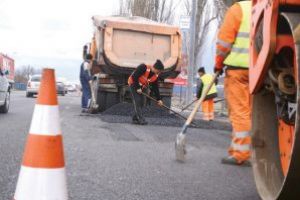 Doar bunul Dumnezeu ne poate ajuta cu infrastructura… Constructorii, lipsă la apel!