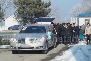  Lacrimi, pe mormant, la aniversare. Azi ar fi fost ziua de nastere a tinerei care a murit dupa ce a nascut intr-o clinica privata din Constanta 