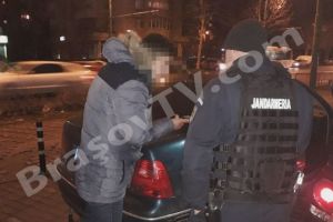 Un şofer drogat a adormit la volan, cu piciorul pe pedala de frână, în centrul Braşovului
