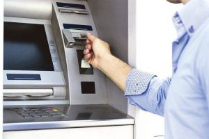 Tu stii ce drepturi ai? Bancile, OBIGATE sa ofere servicii GRATUITE clientilor care au venituri sub 2500 lei/luna