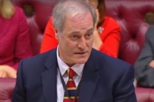 Un ministru britanic si-a dat demisia dupa ce a intarziat un minut la serviciu