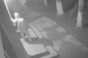 Hoţi surprinşi de camerele de supraveghere în timp ce dau spargerea la un magazin I VIDEO