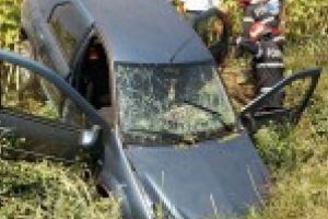 Un sofer baut a ajuns cu masina intr-un canal de irigatii dupa ce a pierdut controlul autoturismului