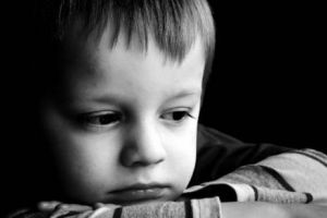 REVOLTĂTOR. Un bărbat a UITAT de propriul COPIL. Instanţa a luat o decizie de NECONTESTAT