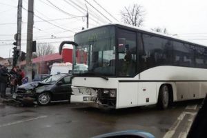 Accident pe DN1. Un autobuz cu zece pasageri implicat