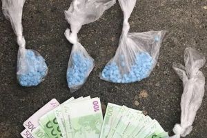 A ieşit din arest! Un traficant de ecstasy prins în flagrant cu 400 pastile a scăpat cu o pedeapsă cu suspendare
