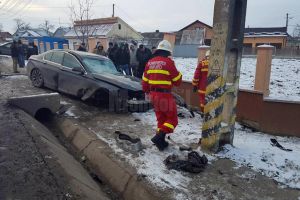 Trei persoane au ajuns la spital, după ce un bolid a fost scăpat de sub control