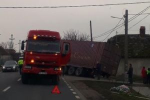 BREAKING NEWS/ Trafic BLOCAT pe Arad – Oradea. ACCIDENT cu două TIR-uri, la Şimand