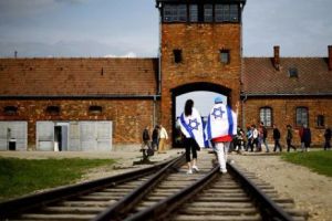 Polonia adoptă controversata lege privind Holocaustul