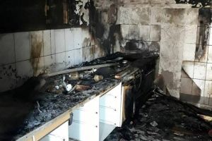 Trei COPII lăsaţi SINGURI acasă au dat FOC la locuinţă în timp ce încercau să GĂTEASCĂ (FOTO)