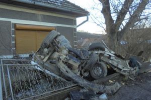 Șofer de la Unicarm, pericol public. Fără permis din decembrie, s-a urcat băut la volan şi a făcut accident