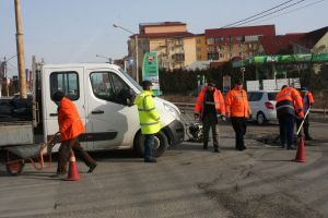 Lucrări de mare „artă” în sensul giratoriu de pe Calea Moldovei. Doi cu sapa, restul cu mapa (FOTO)