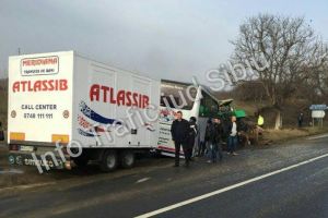 FOTO/ Accident rutier pe DN1: Tractor condus de un bărbat din Gârbova, lovit de un autocar