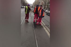 Se intampla in Romania: Asfaltare cu picioarele pe un bulevard din Iasi