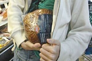 Tineri suspectaţi de furt dintr-un magazin din Alba Iulia, identificaţi de poliţişti după un an şi jumătate