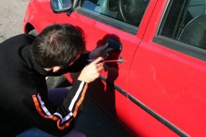 Nu se poate abţine! Un tânăr de 21 de ani, din Cugir, cu două dosare penale pentru furt de maşini, ”a comis-o” din nou. De această dată a fost reţinut de poliţişti