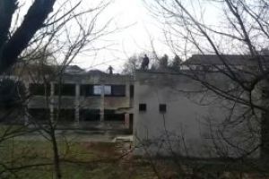 VIDEO: Baia Mare – Trei tineri isi risca viata, pe o cladire ce se poate prabusi oricand