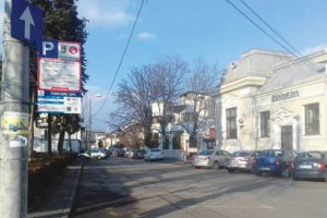 La Ploieşti s-a întors traficul cu susul în jos: maşinile pe trotuar şi pietonii pe mijlocul drumului!