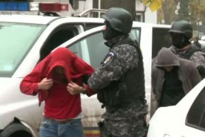 Tineri prinşi în flagrant în timp ce furau o maşină. Puştii au mai multe furturi la activ