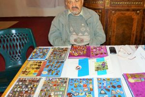 Arădenii pot admira „Istoria turismului în insigne“, colecţia IMPRESIONANTĂ de insigne a lui Titus Ștefanov Sever Dan