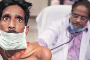 India: o persoană care pretindea că este medic a infectat cel puţin 46 de persoane cu HIV