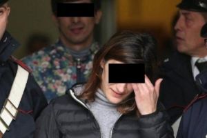 Sibiancă prinsă la furat de parfumuri în Mall la Vâlcea