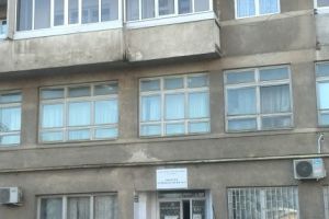 La Serviciul de Expertiză Medicală din Piteşti, medicii dau consultaţii în parcarea blocului