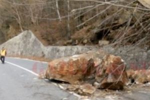 PERICOL MAJOR pentru ȘOFERI! Au căzut STÂNCI pe unul dintre cele mai CIRCULATE drumuri naţionale. Autorităţile INTERVIN de URGENȚĂ - FOTO