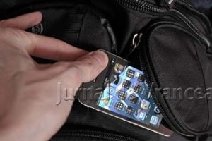 Telefon furat dintr-o maşină DESCUIATĂ