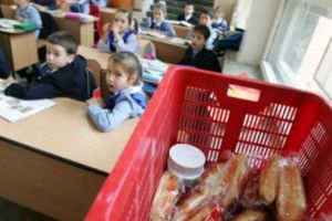 Fructe, legume, lactate şi cornuri pentru toţi preşcolarii şi elevii din judeţ