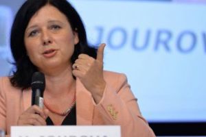 LUPUL, PAZNIC LA OI? Comisarul European pe Justiţie, IMPLICATĂ într-un scandal imens. TRECUTUL NEGRU a ajuns-o din urmă!