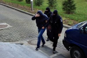 Consumatori de droguri, găsiţi de jandarmi la miezul zilei într-o maşină parcată într-un loc izolat
