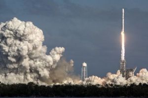 Extratereştrii au văzut lansarea rachetei SpaceX, cu maşina Tesla la bord