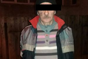 Femeie atacată pe stradă cu un făcăleţ. Agresorul ar fi tăiat şi anvelopele a nouă maşini