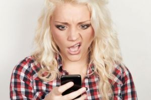 Majoritatea românilor, dependenţi de telefonul mobil. Ce efecte are asupra sănătăţii