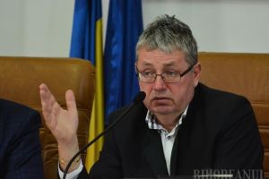 Durul cel moale: Şeful CJ a semnat un nou contract cu fundaţia care a dus o adolescenta fără drept în America