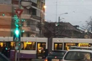 Scene incredibile: tramvai blocat ÎMPINS de călători 