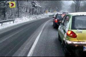 Atentionare pentru soferi! Ninge in zona Sinaia-Azuga
