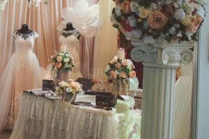 Rochii de prinţesă, bijuterii strălucitoare şi o varietate de servicii pentru o nuntă de ...