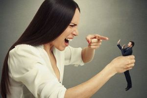 Moduri prin care oamenii nesiguri pe ei încearcă să pară importanţi