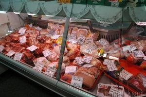 25 de amenzi au dat inspectorii sanitar-veterinari pentru mizeria din depozitele comercianţilor de alimente